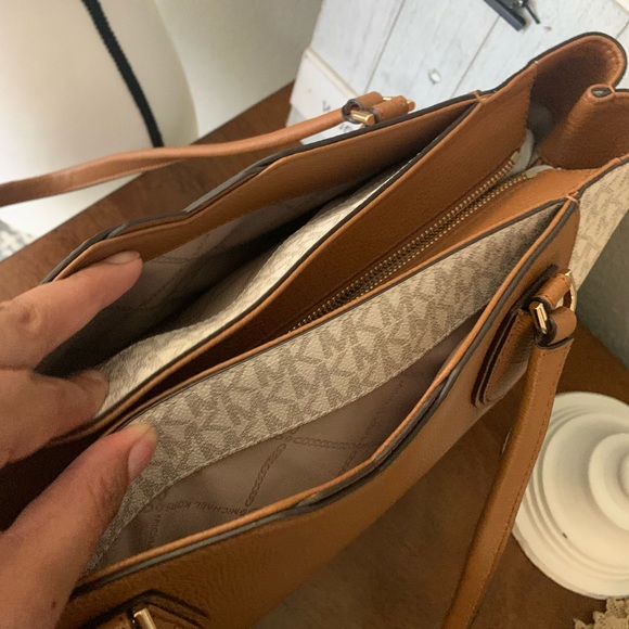 Last one 🌟New MK tote 🦄🦄 very pretty roomy - Picture 6 of 8